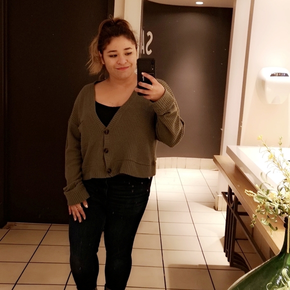 Meet your Posher, Andrea - Picture 2 of 7